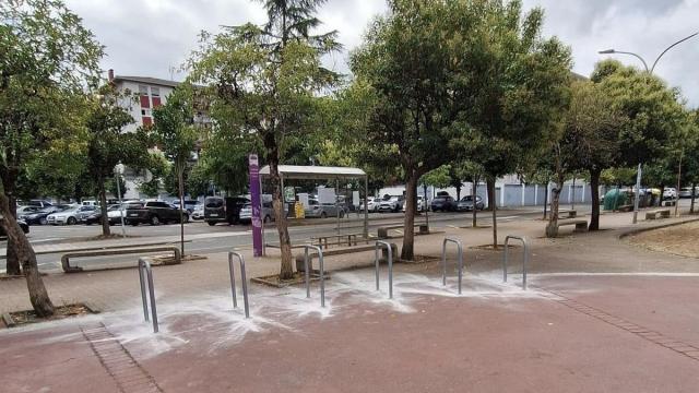 Nuevos aparcabicis que se han habilitado en el entorno del polideportivo.