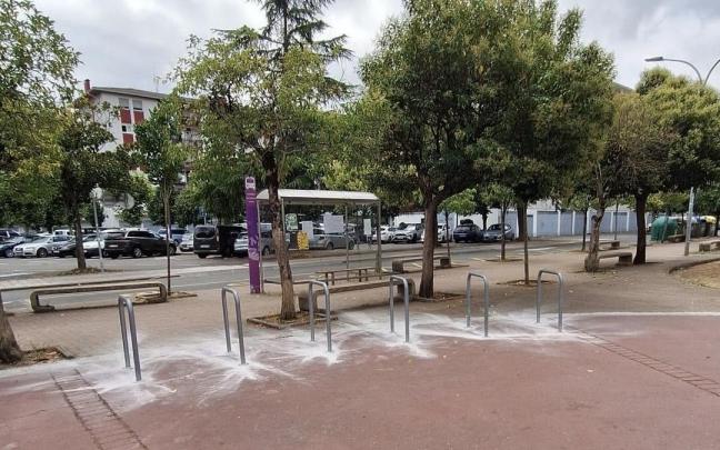 Nuevos aparcabicis que se han habilitado en el entorno del polideportivo.
