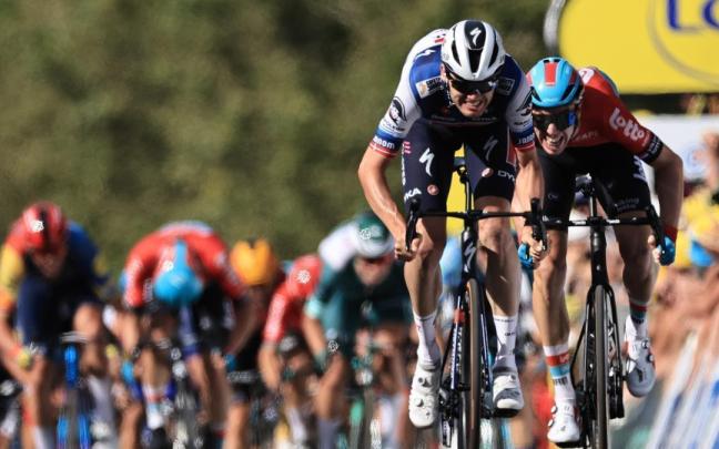 Kasper Asgreen vence en Bourg-en-Bresse desde la fuga.