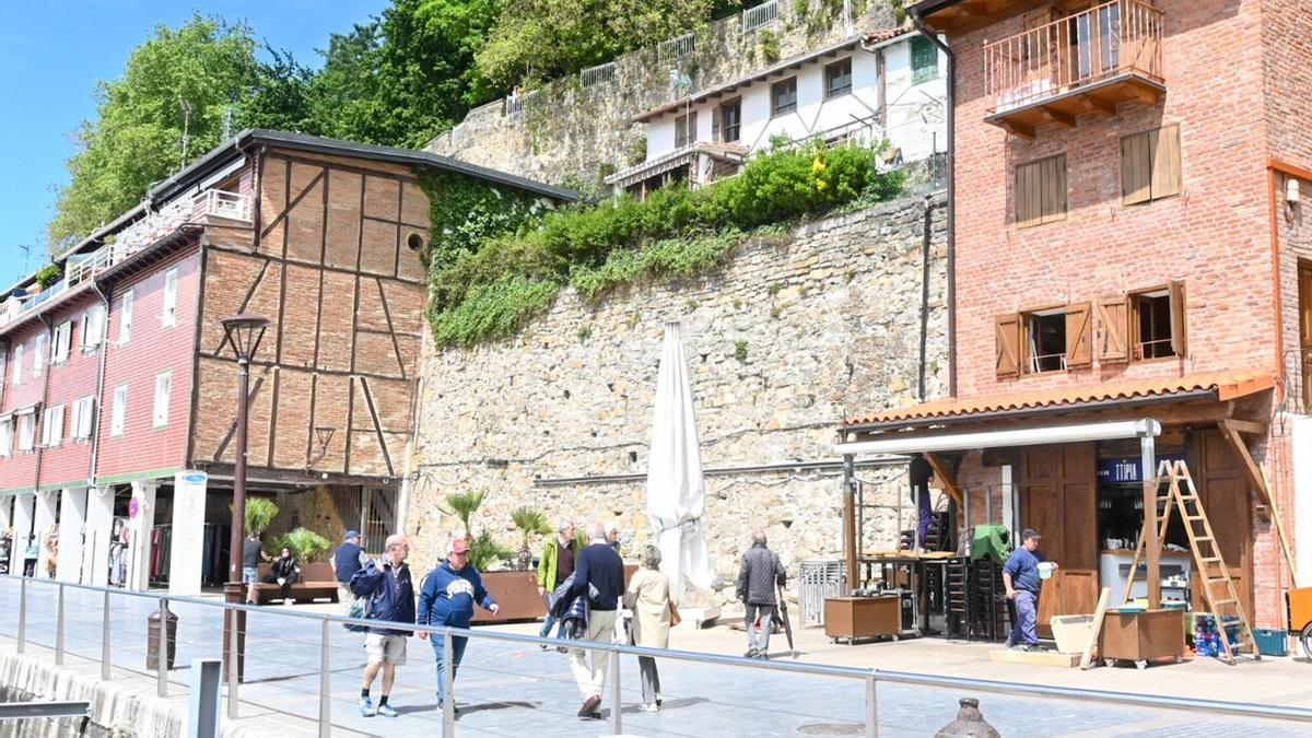 Arriba, las viviendas de mala accesibilidad, sobre el muro en el que se proyecta un edificio.