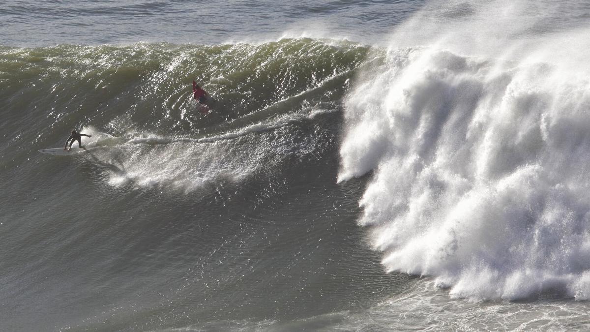 Todo listo en Punta Gales para disfrutar del gran espectáculo del surf. / DEIA