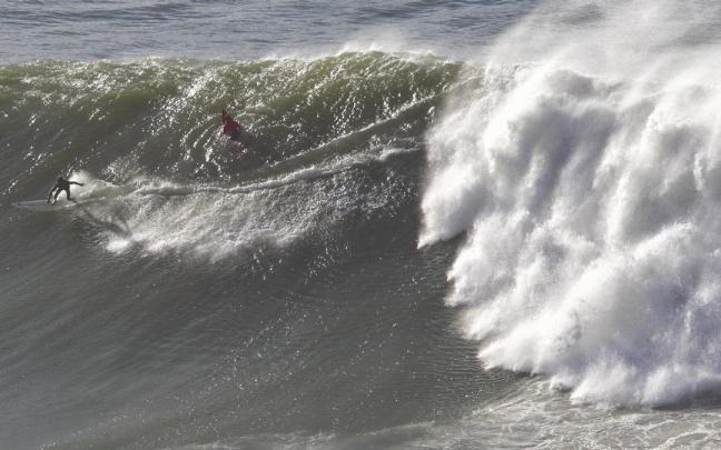 Todo listo en Punta Gales para disfrutar del gran espectáculo del surf. / DEIA