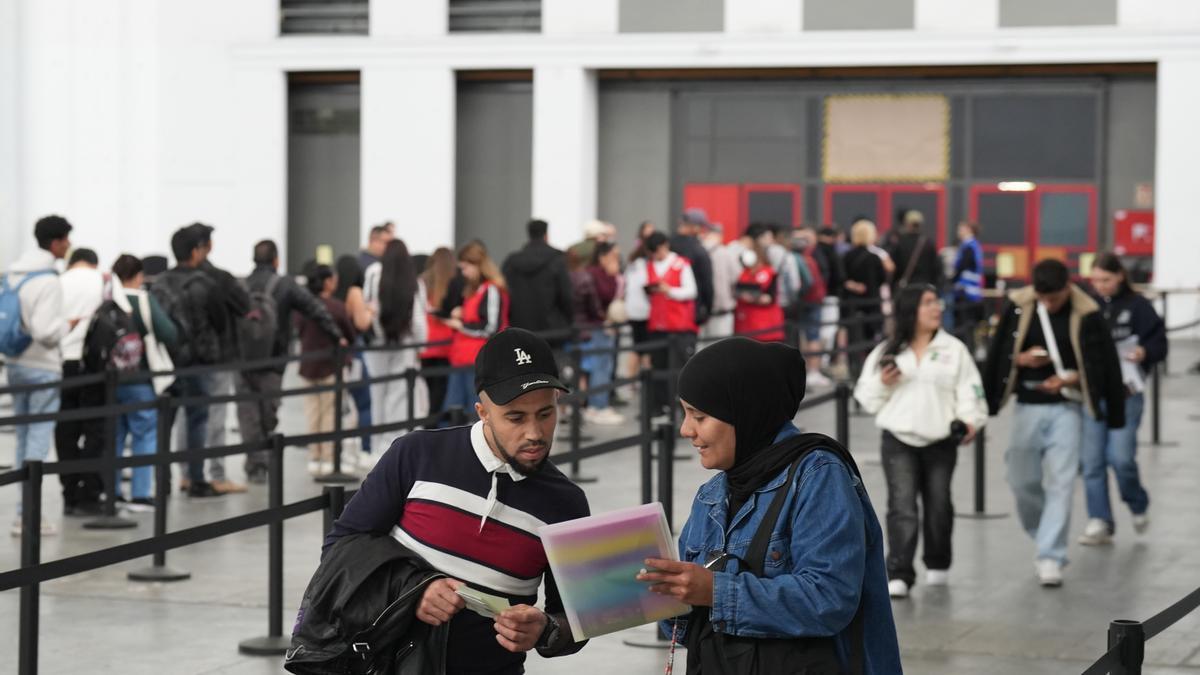 Una mujer revisa sus papeles en el pabellón 2 del recinto de Montjuïc de Fira de Barcelona.