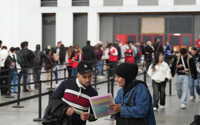 Una mujer revisa sus papeles en el pabellón 2 del recinto de Montjuïc de Fira de Barcelona.