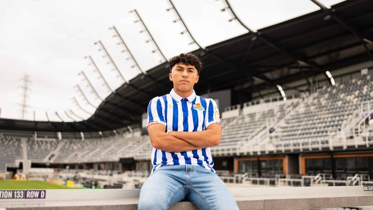 Jonathan Gómez posa con la camiseta de la final de la Copa del Rey de 2021. / R.S.