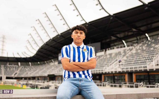 Jonathan Gómez posa con la camiseta de la final de la Copa del Rey de 2021. / R.S.