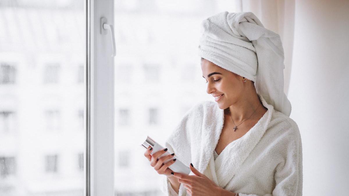 Otro consejo clave de los dermatólogos es adaptar la rutina de ducha al tipo de piel de cada persona.
