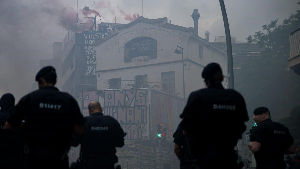 Ocupas de la Ruïna y el Kubo de la Bonanova de Barcelona encienden bengalas desde la azotea.