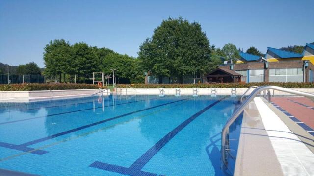 Piscina grande del complejo al aire libre de Lemoa