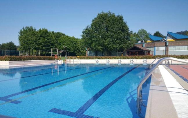 Piscina grande del complejo al aire libre de Lemoa