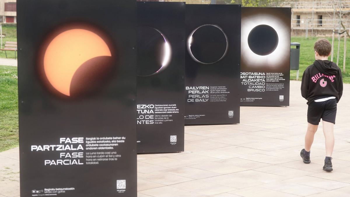 Los cuatro postes informativos que completan la exposición 'El día de los dos atardeceres' en Zarautz.