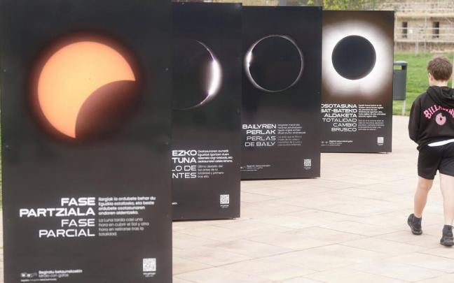 Los cuatro postes informativos que completan la exposición 'El día de los dos atardeceres' en Zarautz.
