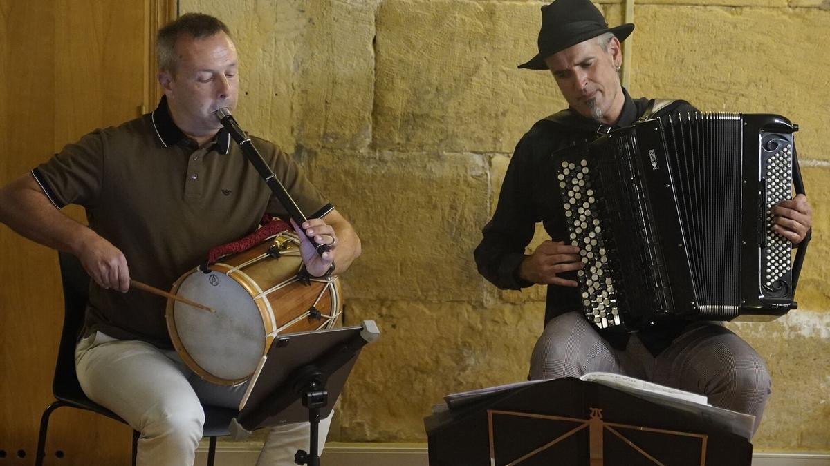 El txistulari Garikoitz Mendizabal acudirá a Deba el 7 de agosto, acompañado por el pianista Josu Okiñena