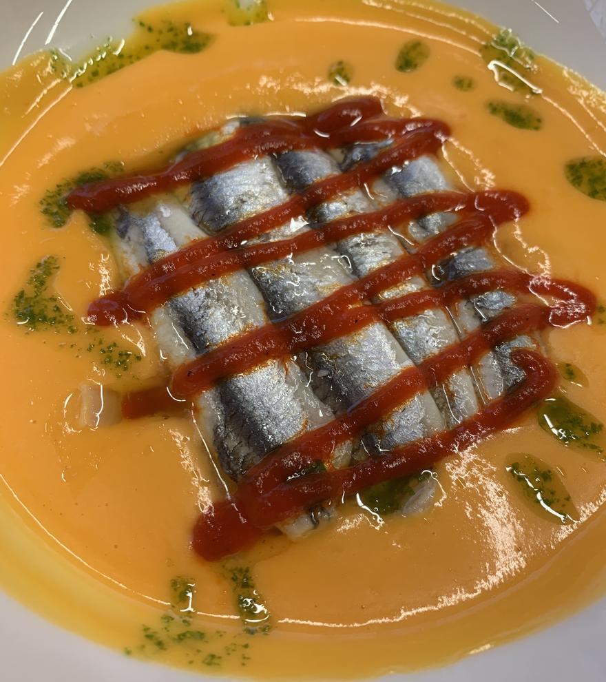Gazpacho con milhojas de antxoas marinadas.
