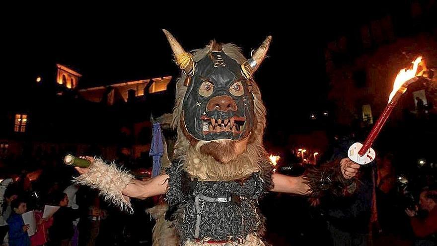 Intxixu bat herriko plazan, Aiako Harritik jaitsi ondoren.