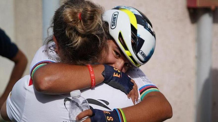 Paula Ostiz festeja la victoria.