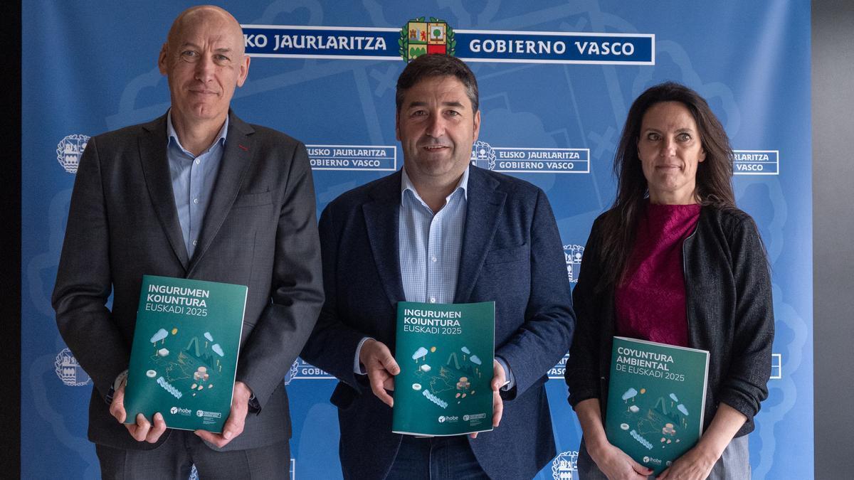Alexander Boto, director general de Ihobe; Josu Bilbao, viceconsejero de Medio Ambiente, Josu Bilbao; y María García, directora de Estrategia e Innovación de Ihobe