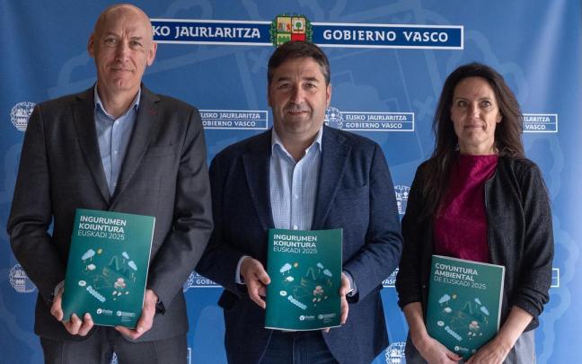 Alexander Boto, director general de Ihobe; Josu Bilbao, viceconsejero de Medio Ambiente, Josu Bilbao; y María García, directora de Estrategia e Innovación de Ihobe