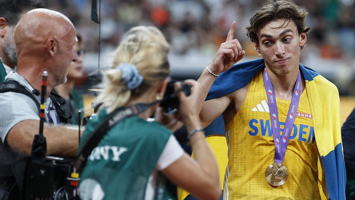 Armand 'Mondo' Duplantis celebra su nuevo récord mundial de salto con pértiga.