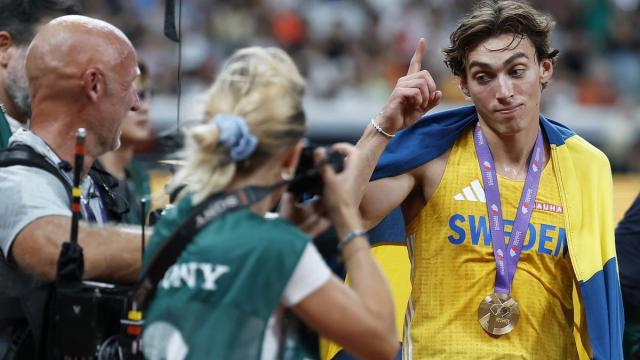 Armand 'Mondo' Duplantis celebra su nuevo récord mundial de salto con pértiga.