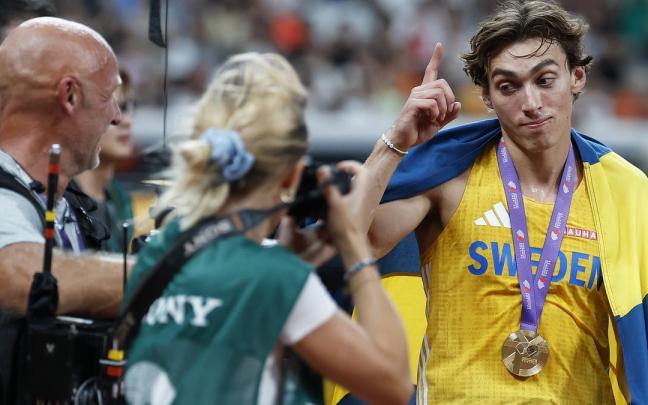 Armand 'Mondo' Duplantis celebra su nuevo récord mundial de salto con pértiga.