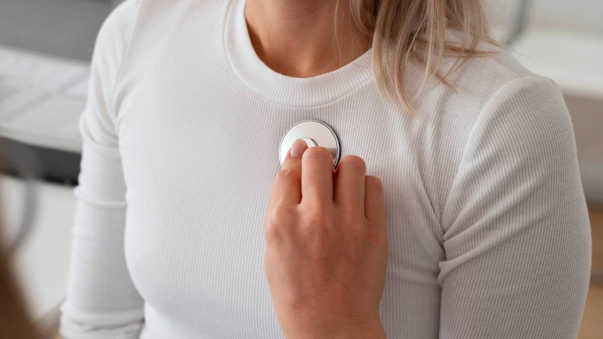 Una mujer se somete a un control médico