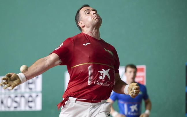 En imágenes: Erik Jaka supera a Iñaki Artola en el Cuatro y Medio de San Fermín.