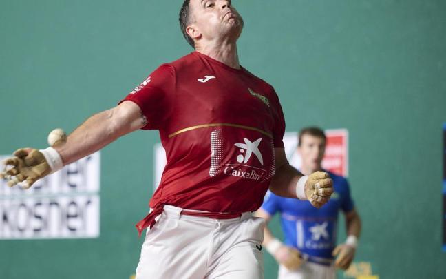 En imágenes: Erik Jaka supera a Iñaki Artola en el Cuatro y Medio de San Fermín.