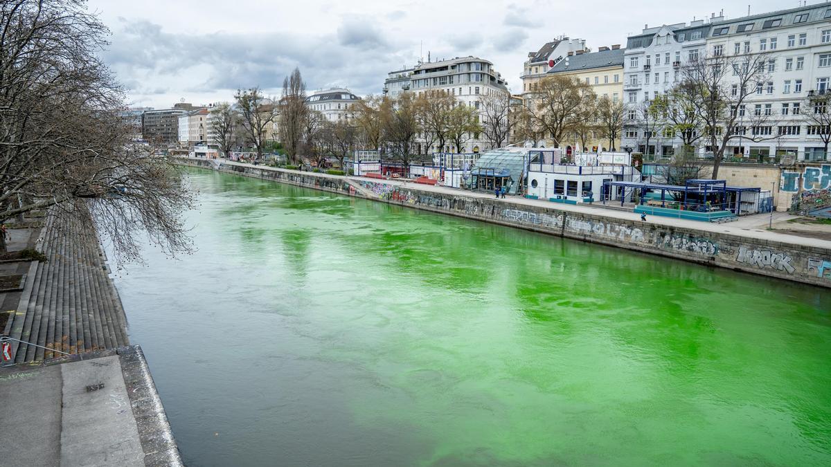 Activistas climáticos tiñen de verde un canal del Danubio contra el gas