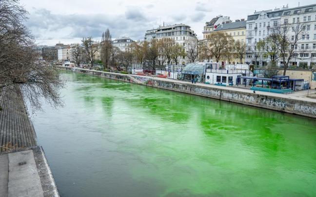 Activistas climáticos tiñen de verde un canal del Danubio contra el gas Activistas climáticos tiñen de verde un canal del Danubio contra el gas