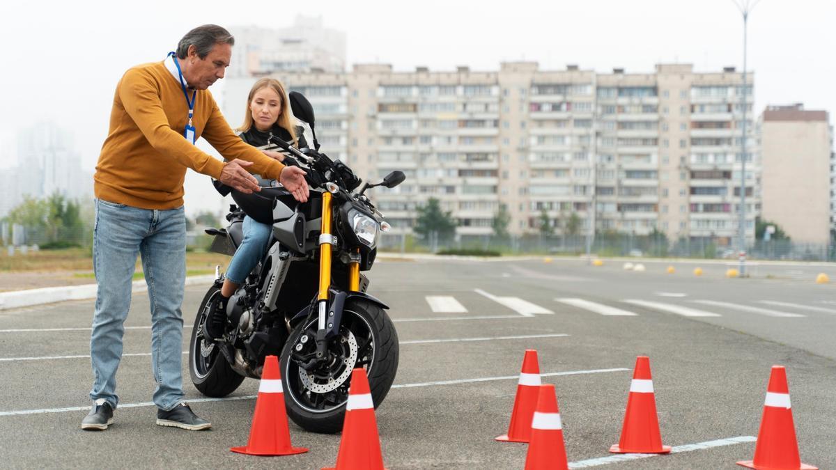 Una joven se prepara para una prueba práctica con la moto.