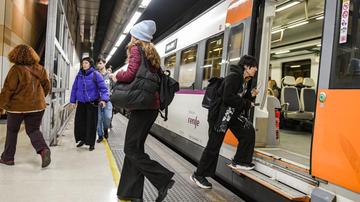 Viajeros cogen un tren de Rodalies en la estación de Sants en Barcelona