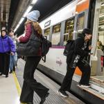 Viajeros cogen un tren de Rodalies en la estacion de Sants en Barcelona