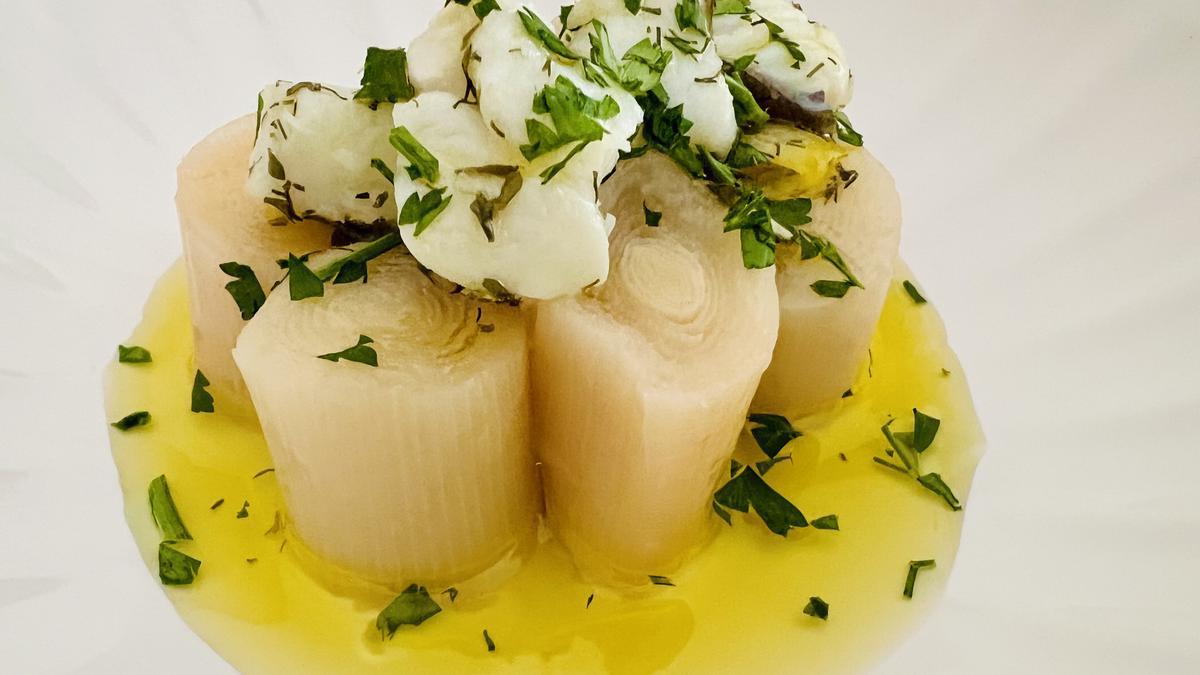Bacalao marinado con puerro y eneldo.