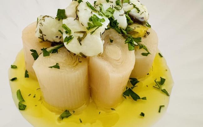 Bacalao marinado con puerro y eneldo.