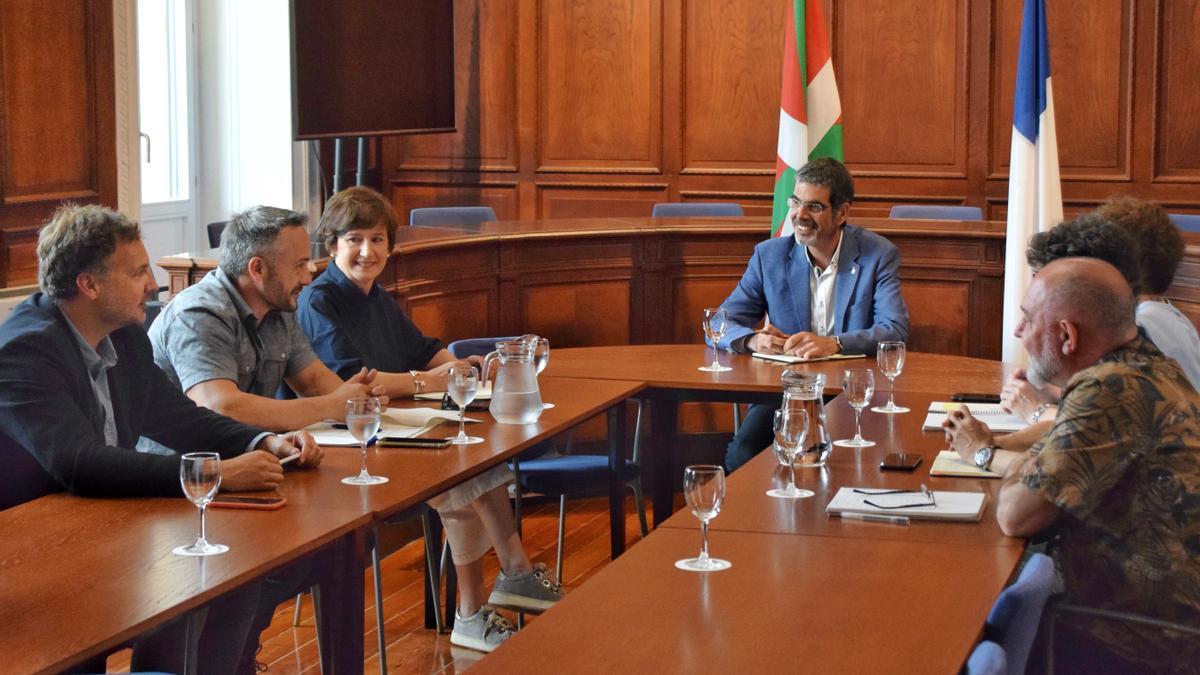 Goia, en la primera reunión de la legislatura con miembros de su equipo.