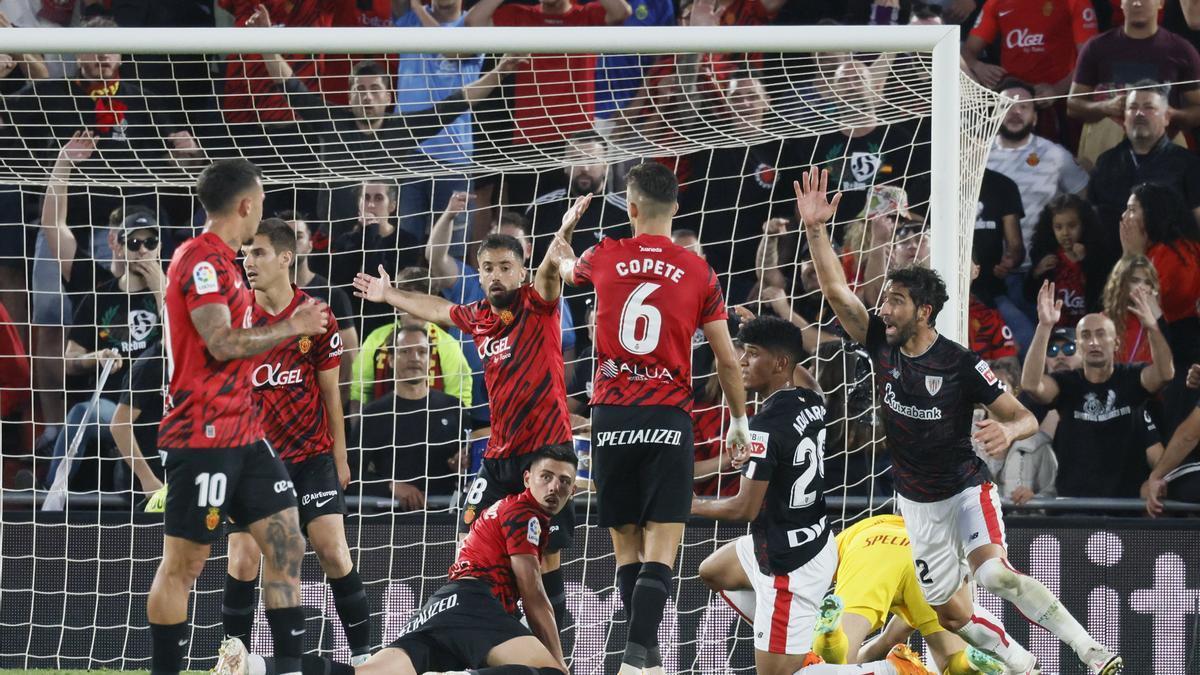 Iñigo Ruiz de Galarreta, cariacontecido, instantes después de provocar el penalti favorable al Athletic.