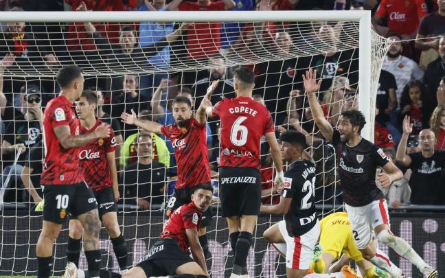 Iñigo Ruiz de Galarreta, cariacontecido, instantes después de provocar el penalti favorable al Athletic.