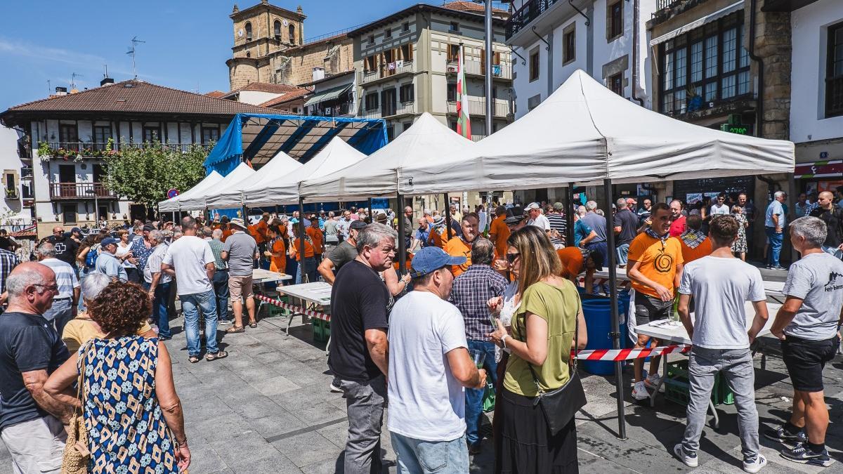 Sagardo lehiaketa Doneztebe plazan