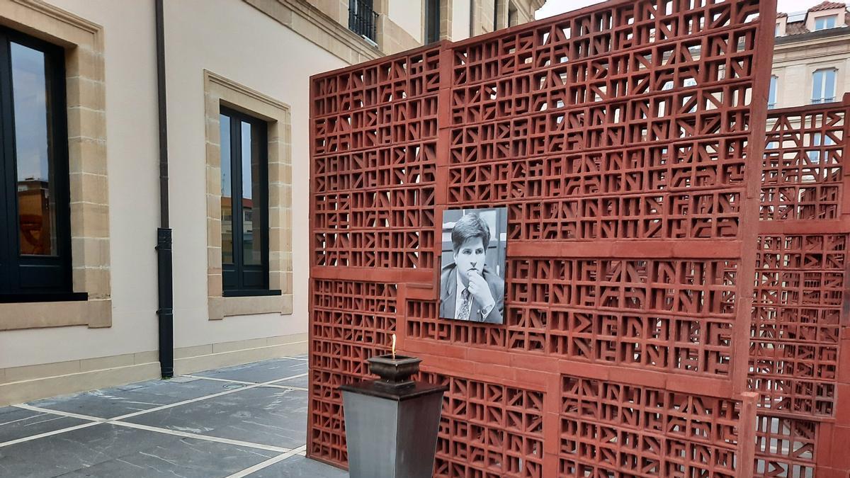 Se ha colocado un retrato del político del PP y se ha encendido un pebetero delante de la escultura 'Brújula de medianoche' en la sede del Parlamento Vasco.