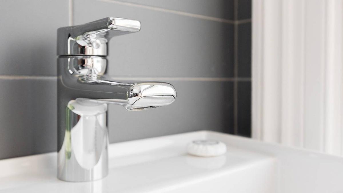 Revisar fugas en grifos y tuberías