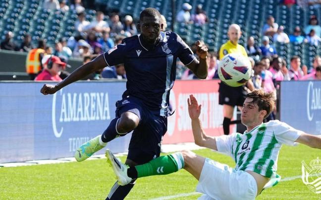 Traoré recibe una entrada muy dura de Miranda. / R. S.