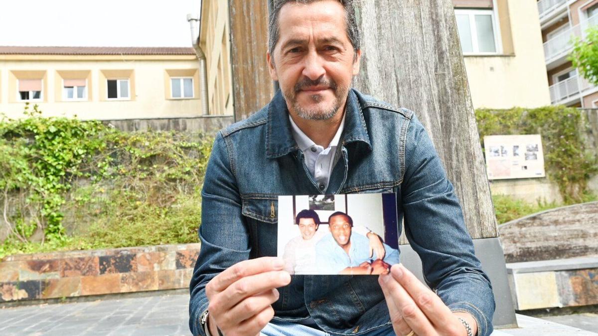 Nacho Andrés, íntimo amigo de Dalian Atkinson, posa con una fotografía juntos. / ARNAITZ RUBIO