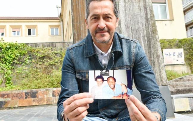 Nacho Andrés, íntimo amigo de Dalian Atkinson, posa con una fotografía juntos. / ARNAITZ RUBIO