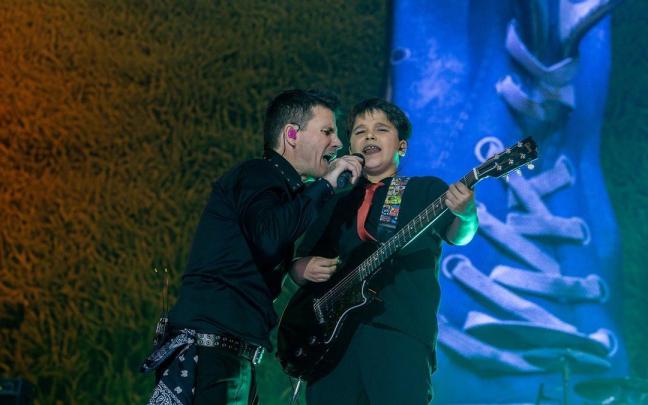 Dani Martín canta junto a Oli