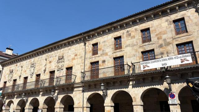 La fachada principal del ayuntamiento de Bergara.