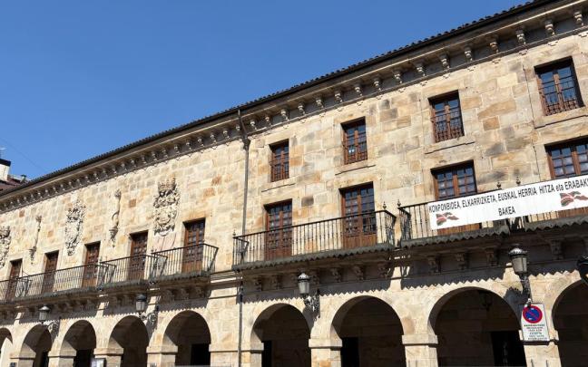 La fachada principal del ayuntamiento de Bergara.