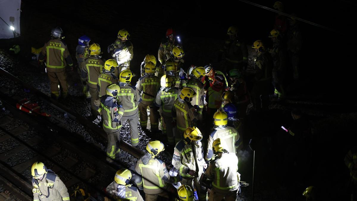 Un muerto y 37 heridos al chocar un tren con un muro caído a la vía en Gelida
