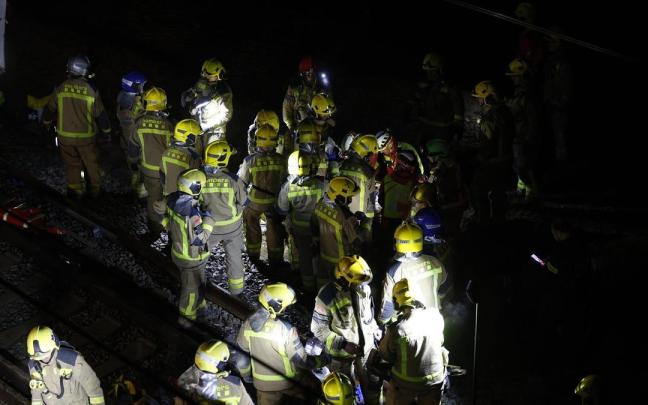 Un muerto y 37 heridos al chocar un tren con un muro caído a la vía en Gelida