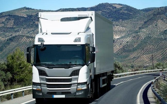 Un camión circula por un carretera.